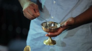 holding ve renkli baharat karıştırma eller Close-Up