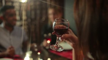 genç kadın ve Hintli adam içki kırmızı şarapta Asya restoran yakın çekim 