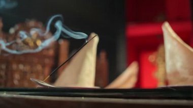 Tütsü sopa Hint restoranı arka planda masada yumuşak duman