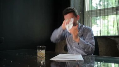 masaya belgeleriyle çalışma takım elbiseli genç işadamı