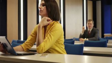 işadamı ve esmer işkadını sarı gömlekli laptop ile çalışma 