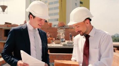 İşadamları binalar inşaat kask içinde