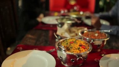 kase lezzetli Hint Gıda ve kadın ve erkek elleri Asya restoran tablosunda yakın çekim 