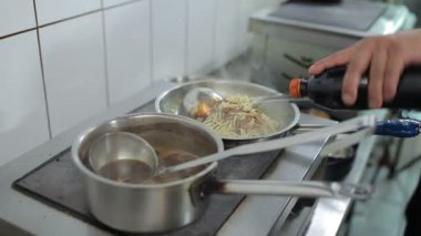 erkek Hint restoranı mutfak yemek yakın çekim