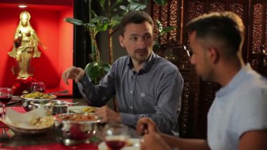 Asya restoran yeme genç erkekler