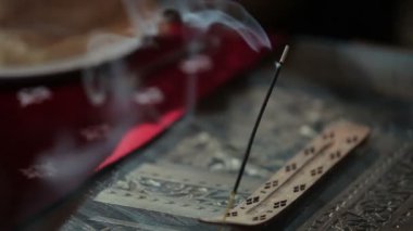 Tütsü sopa Hint restoranı arka planda masada yumuşak duman