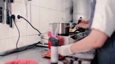 Kırmızı kek pişirme işlemi