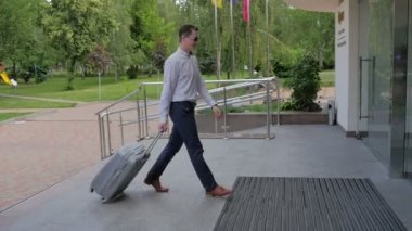  işadamı çanta gömlekli girin otel