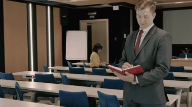 esmer işkadını sarı gömlekli laptop ve not defterinde yazılı adam ile çalışma 