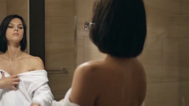 modern banyo beyaz elbise içinde esmer kadın