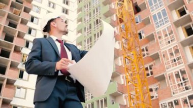 işadamı binalar inşaat kask içinde