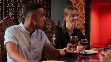 genç kadın ve Hintli adam içki kırmızı şarap Asya restoran yakın çekim 