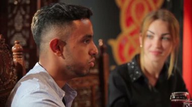 genç kadın ve Hintli adam içki kırmızı şarap Asya restoran yakın çekim 