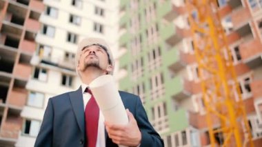 işadamı binalar inşaat kask içinde