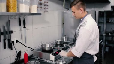 yakışıklı adam pişirme omlet