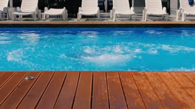 adam Dalış Açık Yüzme havuzunda 