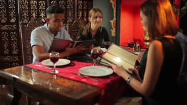 genç kadın ve erkek Asya restoran yakın çekim 