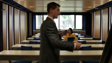 hedef kitleye konuşan takım elbiseli genç işadamı