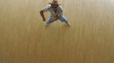 plaj şapkalı adam dansçı