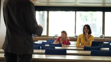 hedef kitleye konuşan takım elbiseli genç işadamı