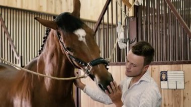 adam atı okşadı ve sevişme 