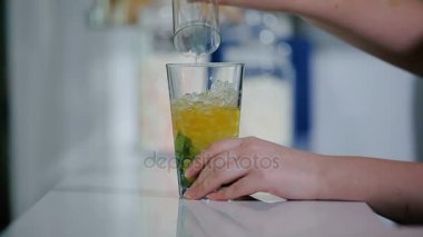 kadın olun lezzetli mojito kokteyl 