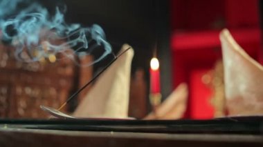 Tütsü sopa Hint restoranı arka planda masada yumuşak duman