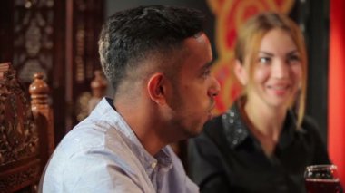 genç kadın ve Hintli adam içki kırmızı şarap Asya restoran yakın çekim 