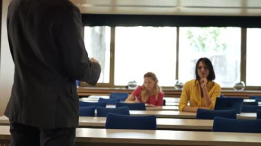 hedef kitleye konuşan takım elbiseli genç işadamı