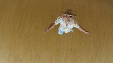 plaj şapkalı adam dansçı