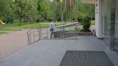  işadamı çanta gömlekli girin otel