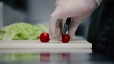 Salata yapan adam.