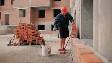 düzgün ve koruyucu kask içinde adam