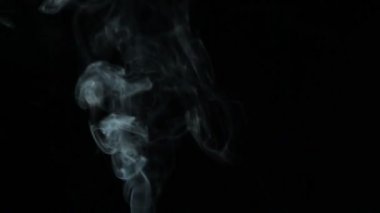 Siyah arka plan üzerine meditasyon için tütsü sopa duman