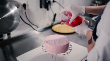 Kırmızı pasta dekorasyon işlemi