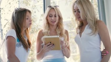 Güzel kadınlar dijital tablet kullanma