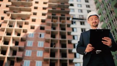 işadamı binalar inşaat kask içinde