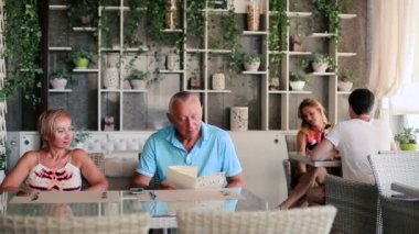 çiftler lezzetli kokteyl içmek