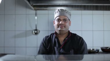 Asya adam Hint restoranı mutfak yemek ile tavada tutan Close-Up
