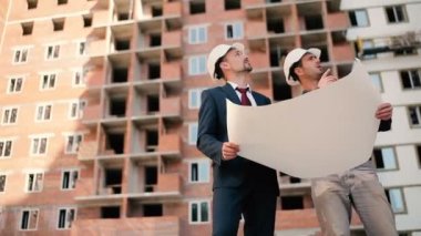 İşadamları binalar inşaat kask içinde