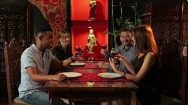 genç kadın ve erkekler içki kırmızı şarap Asya restoran yakın çekim 