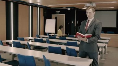 dizüstü bilgisayar ve kitap okuma adam çalışma sarı gömlekli esmer işkadını 