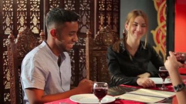 genç kadın ve Hintli adam içki kırmızı şarap Asya restoran yakın çekim 