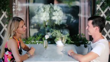 erkek ve kadın içki şampanya