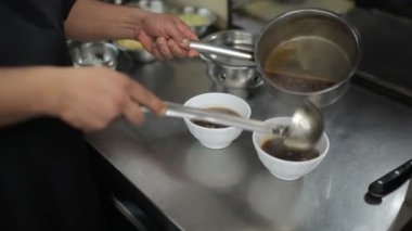 eller erkek Close-Up dökme çorbanın içinde mutfak at kâse Hint Restoran