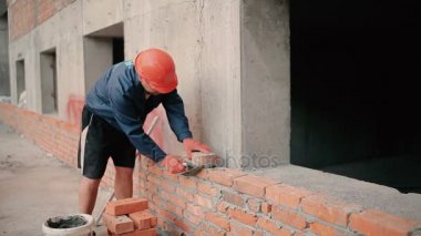 düzgün ve koruyucu kask içinde adam