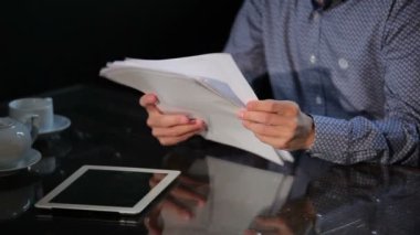 masaya belgeleriyle çalışma takım elbiseli genç işadamı