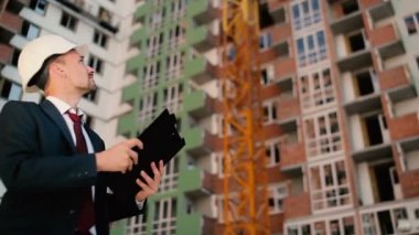 işadamı binalar inşaat kask içinde