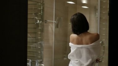 esmer kadın banyoda evde beyaz elbise içinde