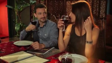 genç kadın ve erkekler içki kırmızı şarap Asya restoran yakın çekim 